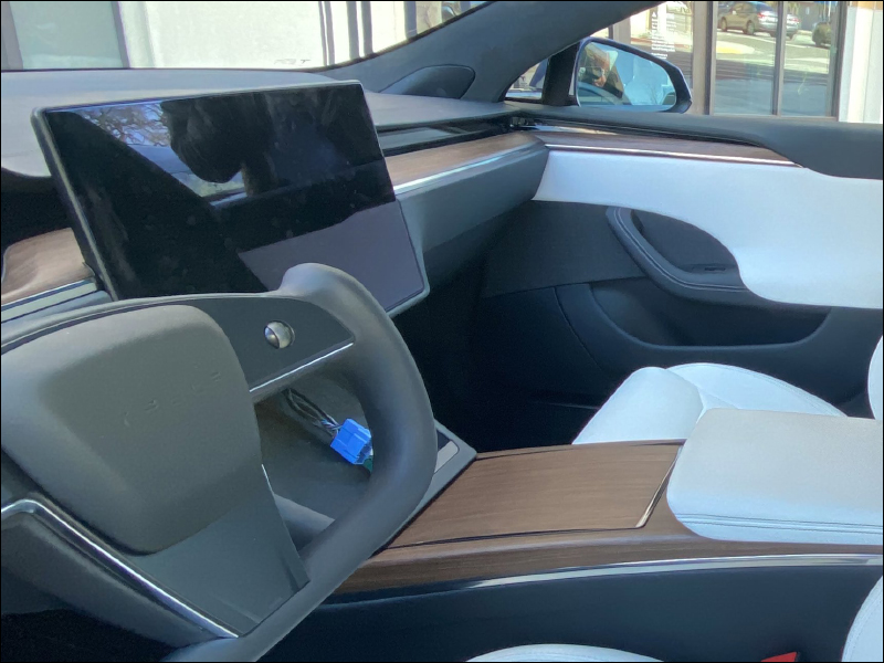 特斯拉配備全新 Yoke 平把方向盤的 TESLA Model S 實車首度曝光!小細節和官方仍與圖片有些不同 - 電腦王阿達 特斯拉配備全新 Yoke 平把方向盤的 TESLA Model S 實車首度曝光!小細節和官方仍與圖片有些不同 - 電腦王阿達
