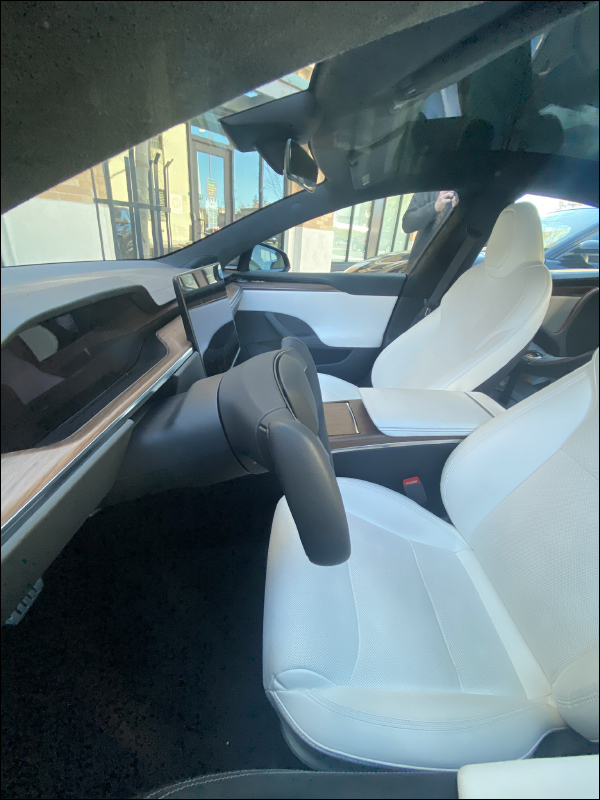特斯拉配備全新 Yoke 平把方向盤的 TESLA Model S 實車首度曝光！小細節和官方仍與圖片有些不同 - 電腦王阿達