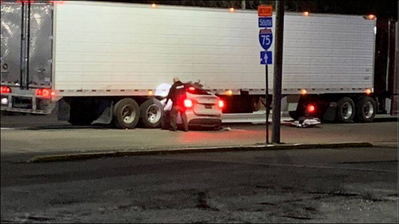 特斯拉 Model Y 於美國底特律發生嚴重事故,整車撞入聯結車底下,駕駛與乘客送醫搶救中 - 電腦王阿達 特斯拉 Model Y 於美國底特律發生嚴重事故,整車撞入聯結車底下,駕駛與乘客送醫搶救中 - 電腦王阿達