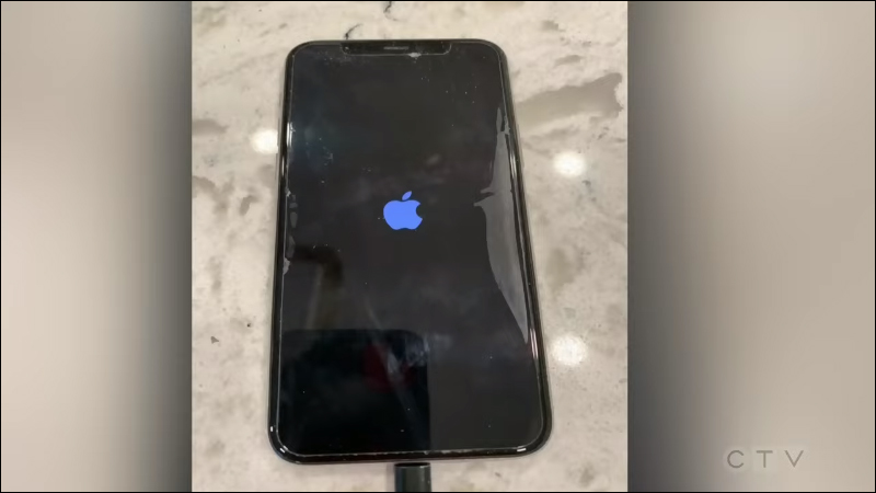 iPhone 11 Pro 不慎掉入結冰的湖泊中「潛水 30 天」,撈起後仍然倖存且功能一切正常 - 電腦王阿達 iPhone 11 Pro 不慎掉入結冰的湖泊中「潛水 30 天」,撈起後仍然倖存且功能一切正常 - 電腦王阿達