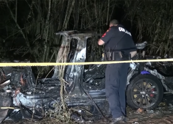 Tesla 兩死重大車禍花了數小時撲滅火勢後，發現根本沒人在駕駛座…