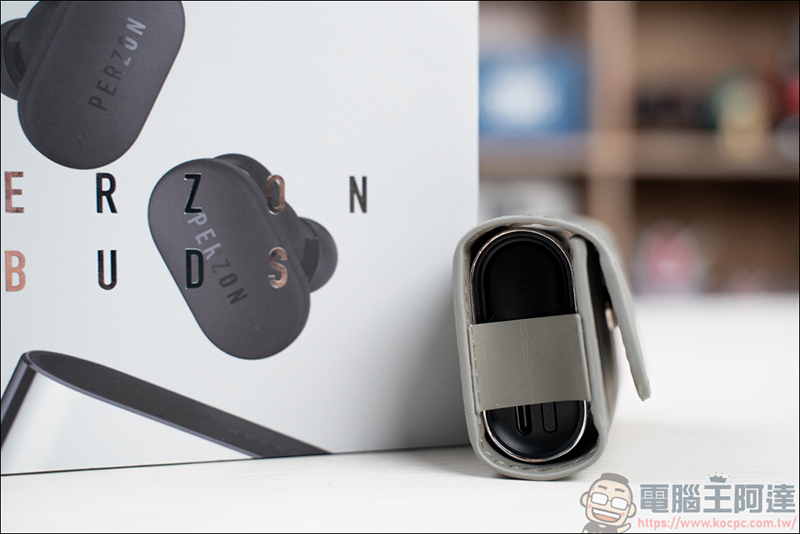 Perzon Buds 真無線 ANC 主動降噪藍牙耳機，以不鏽鋼材質打造，特殊造型榮獲 2021年德國 iF設計獎和紅點設計獎 - 電腦王阿達