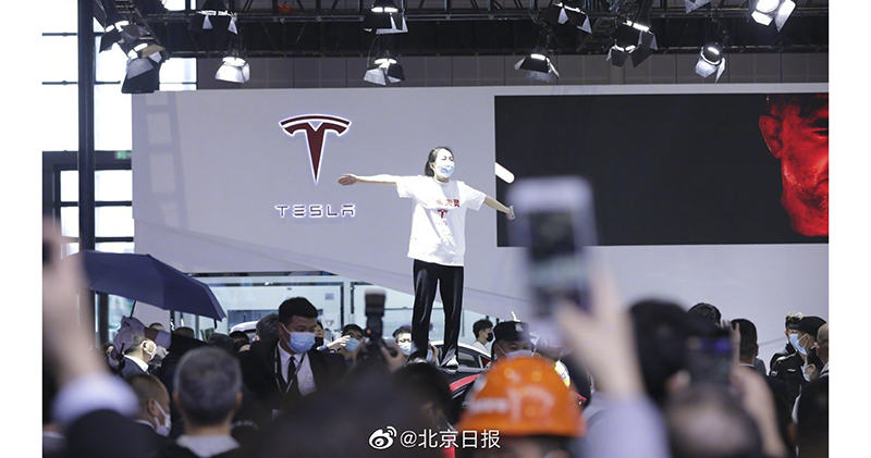 中國 Tesla「煞車門」車主道歉