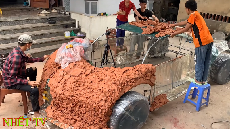 國外農夫神人土炮打造 Bugatti Chiron 山豬王,靠的就是泥土 - 電腦王阿達 國外農夫神人土炮打造 Bugatti Chiron 山豬王,靠的就是泥土 - 電腦王阿達
