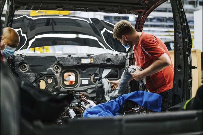 保時捷純電 Macan 原型車上場測試 (5) 保時捷純電 Macan 原型車上場測試 (5)