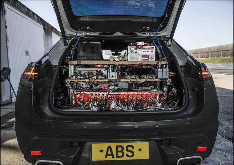 保時捷純電 Macan 原型車上場測試 (4) 保時捷純電 Macan 原型車上場測試 (4)