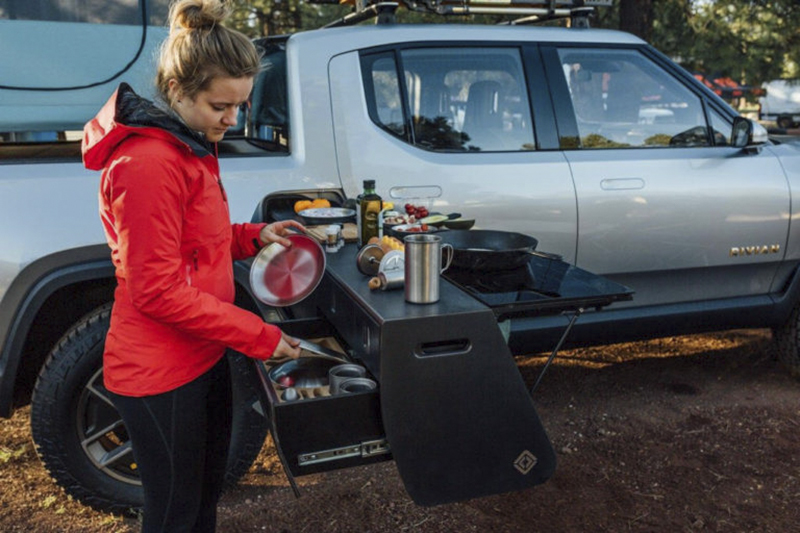 Rivian R1T 電動貨卡拼細節決勝:內建空壓機(!)與隱藏冰箱空間 - 電腦王阿達 Rivian R1T 電動貨卡拼細節決勝:內建空壓機(!)與隱藏冰箱空間 - 電腦王阿達