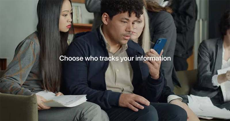 Apple 新廣告影片釋出,告訴你每天被一堆人追蹤的滋味 - 電腦王阿達 Apple 新廣告影片釋出,告訴你每天被一堆人追蹤的滋味 - 電腦王阿達