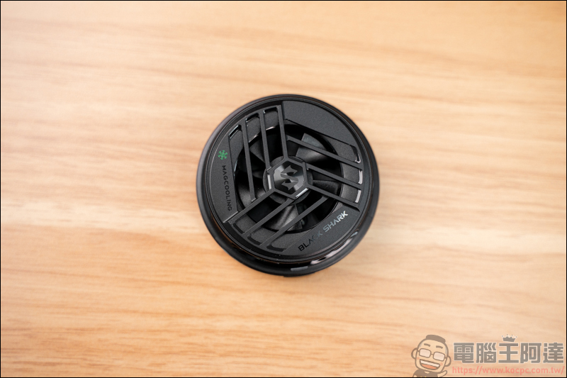 BLACK SHARK 黑鯊冰封磁吸散熱器,第一款支援 MagSafe 的手機散熱器,雙平台都可用! - 電腦王阿達 BLACK SHARK 黑鯊冰封磁吸散熱器,第一款支援 MagSafe 的手機散熱器,雙平台都可用! - 電腦王阿達