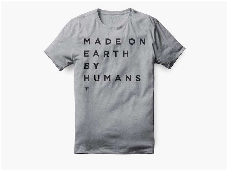 Tesla 精品服飾首次登台,開放車主與消費者線上訂購,免運直送到府。圖為以登上太空之旅的 Tesla Roadster 中電路板上的經典名言 “Made on Earth by Humans” 為設計理念的限量版 T 恤。 Tesla 精品服飾首次登台,開放車主與消費者線上訂購,免運直送到府。圖為以登上太空之旅的 Tesla Roadster 中電路板上的經典名言 “Made on Earth by Humans” 為設計理念的限量版 T 恤。