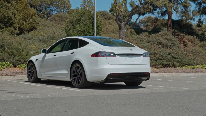 特斯拉 Model S 官方教學影片釋出：全新駕駛介面、Yoke 方向盤操作一次搞懂！（同場加映：Model S Plaid 簡單粗暴的起步加速實錄） - 電腦王阿達