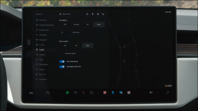 特斯拉 Model S 官方教學影片釋出:全新駕駛介面、Yoke 方向盤操作一次搞懂!(同場加映:Model S Plaid 簡單粗暴的起步加速實錄) - 電腦王阿達 特斯拉 Model S 官方教學影片釋出:全新駕駛介面、Yoke 方向盤操作一次搞懂!(同場加映:Model S Plaid 簡單粗暴的起步加速實錄) - 電腦王阿達