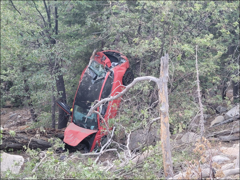 特斯拉 Model 3 墜落約 30 公尺山谷,車上全員4人僅受到輕傷 - 電腦王阿達 特斯拉 Model 3 墜落約 30 公尺山谷,車上全員4人僅受到輕傷 - 電腦王阿達