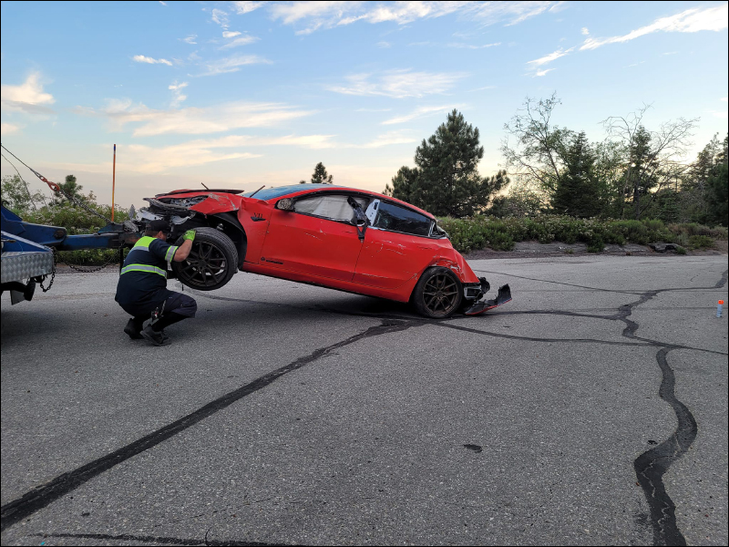 特斯拉 Model 3 墜落約 30 公尺山谷,車上全員4人僅受到輕傷 - 電腦王阿達 特斯拉 Model 3 墜落約 30 公尺山谷,車上全員4人僅受到輕傷 - 電腦王阿達