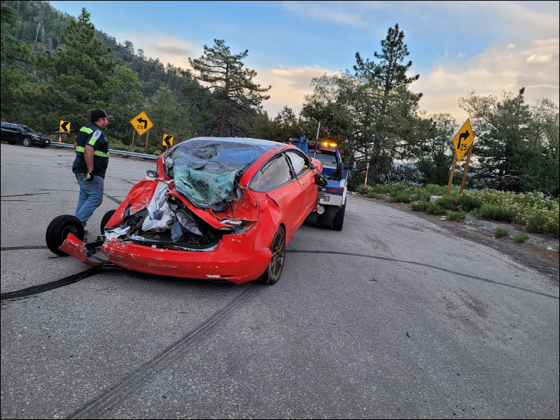 特斯拉 Model 3 墜落約 30 公尺山谷，車上全員4人僅受到輕傷 - 電腦王阿達
