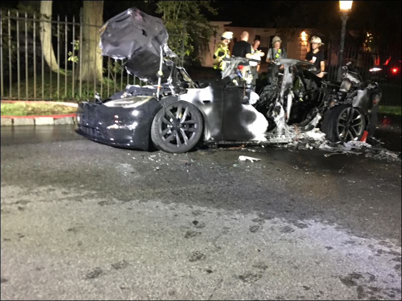 特斯拉 Model S Plaid 因不明原因爆炸起火,近全新的新車燒成焦黑 - 電腦王阿達 特斯拉 Model S Plaid 因不明原因爆炸起火,近全新的新車燒成焦黑 - 電腦王阿達