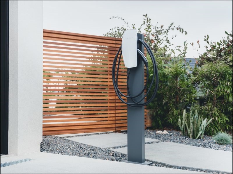 Tesla 將推出 CCS2 規格之第三代壁掛式充電座,搭配 Tesla 原廠認證充電廠商的規劃與安裝,提供最專業完整的保固與服務,讓車主每日早晨皆能滿電出門。 Tesla 將推出 CCS2 規格之第三代壁掛式充電座,搭配 Tesla 原廠認證充電廠商的規劃與安裝,提供最專業完整的保固與服務,讓車主每日早晨皆能滿電出門。