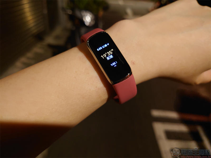新玩具 Fitbit Luxe 簡單動手玩,輕盈舒適又能滿足日常需要 - 電腦王阿達 新玩具 Fitbit Luxe 簡單動手玩,輕盈舒適又能滿足日常需要 - 電腦王阿達
