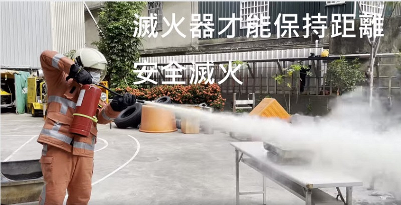 夏日啤酒可樂消暑還能做啥? 消防員實測啤酒可樂能否滅火 - 電腦王阿達 夏日啤酒可樂消暑還能做啥? 消防員實測啤酒可樂能否滅火 - 電腦王阿達