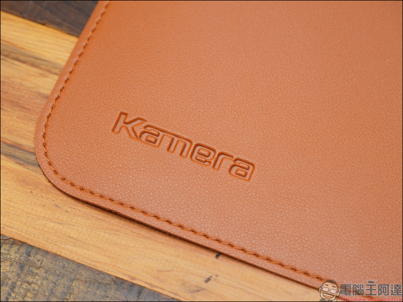 Kamera 超實用 5 款生活小物開箱|車用後座頭枕支架、萬用折疊手機夾、皮革防水桌墊、滾筒黏毛器、電池收納盒 - 電腦王阿達 Kamera 超實用 5 款生活小物開箱|車用後座頭枕支架、萬用折疊手機夾、皮革防水桌墊、滾筒黏毛器、電池收納盒 - 電腦王阿達