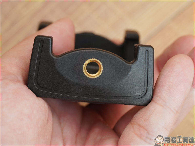 Kamera 超實用 5 款生活小物開箱|車用後座頭枕支架、萬用折疊手機夾、皮革防水桌墊、滾筒黏毛器、電池收納盒 - 電腦王阿達 Kamera 超實用 5 款生活小物開箱|車用後座頭枕支架、萬用折疊手機夾、皮革防水桌墊、滾筒黏毛器、電池收納盒 - 電腦王阿達