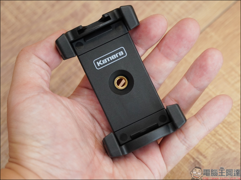 Kamera 超實用 5 款生活小物開箱|車用後座頭枕支架、萬用折疊手機夾、皮革防水桌墊、滾筒黏毛器、電池收納盒 - 電腦王阿達 Kamera 超實用 5 款生活小物開箱|車用後座頭枕支架、萬用折疊手機夾、皮革防水桌墊、滾筒黏毛器、電池收納盒 - 電腦王阿達