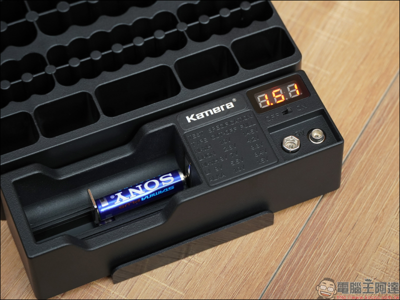 Kamera 超實用 5 款生活小物開箱|車用後座頭枕支架、萬用折疊手機夾、皮革防水桌墊、滾筒黏毛器、電池收納盒 - 電腦王阿達 Kamera 超實用 5 款生活小物開箱|車用後座頭枕支架、萬用折疊手機夾、皮革防水桌墊、滾筒黏毛器、電池收納盒 - 電腦王阿達