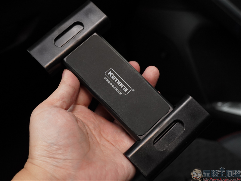 Kamera 超實用 5 款生活小物開箱|車用後座頭枕支架、萬用折疊手機夾、皮革防水桌墊、滾筒黏毛器、電池收納盒 - 電腦王阿達 Kamera 超實用 5 款生活小物開箱|車用後座頭枕支架、萬用折疊手機夾、皮革防水桌墊、滾筒黏毛器、電池收納盒 - 電腦王阿達