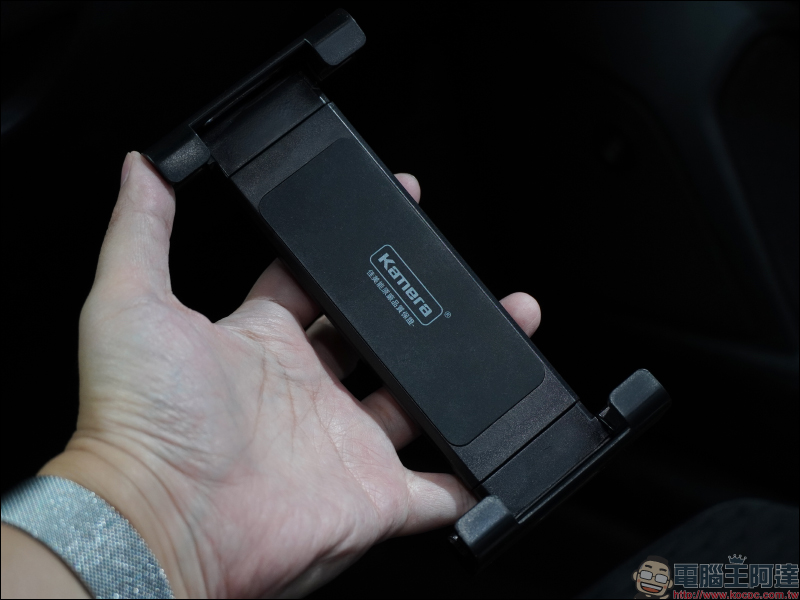 Kamera 超實用 5 款生活小物開箱|車用後座頭枕支架、萬用折疊手機夾、皮革防水桌墊、滾筒黏毛器、電池收納盒 - 電腦王阿達 Kamera 超實用 5 款生活小物開箱|車用後座頭枕支架、萬用折疊手機夾、皮革防水桌墊、滾筒黏毛器、電池收納盒 - 電腦王阿達