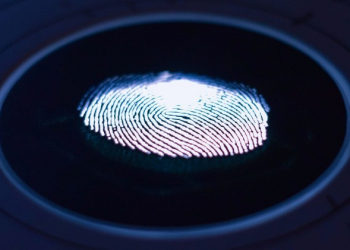 Apple 新專利將使 iPhone 或 Macbook 具備螢幕下感應技術，Touch ID 與 Face ID 都可用 - 電腦王阿達