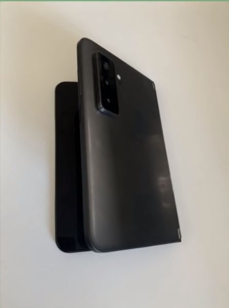 Surface Duo 2 實機照洩漏,三鏡頭上身 - 電腦王阿達 Surface Duo 2 實機照洩漏,三鏡頭上身 - 電腦王阿達
