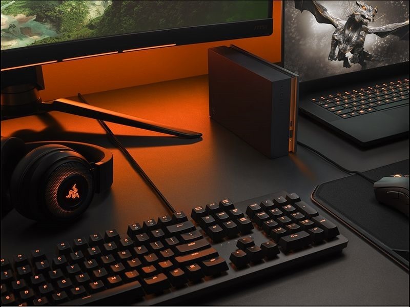FireCuda Gaming Hub 具備自訂燈光功能,並能與 Razer Chroma 的 RGB 相容。 FireCuda Gaming Hub 具備自訂燈光功能,並能與 Razer Chroma 的 RGB 相容。