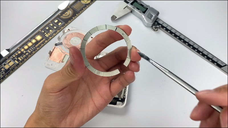Apple 原廠的 MagSafe 外接式電池被拆解,內部採用雙電池設計 - 電腦王阿達 Apple 原廠的 MagSafe 外接式電池被拆解,內部採用雙電池設計 - 電腦王阿達