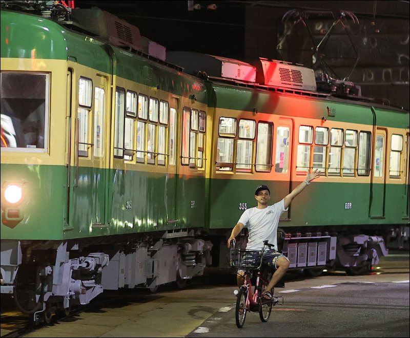 日本電車老外爆紅， Taco 餐廳老闆騎車揮手與江之島電車同框出現惹怒鐵道迷，大量迷因在網路瘋傳 - 電腦王阿達