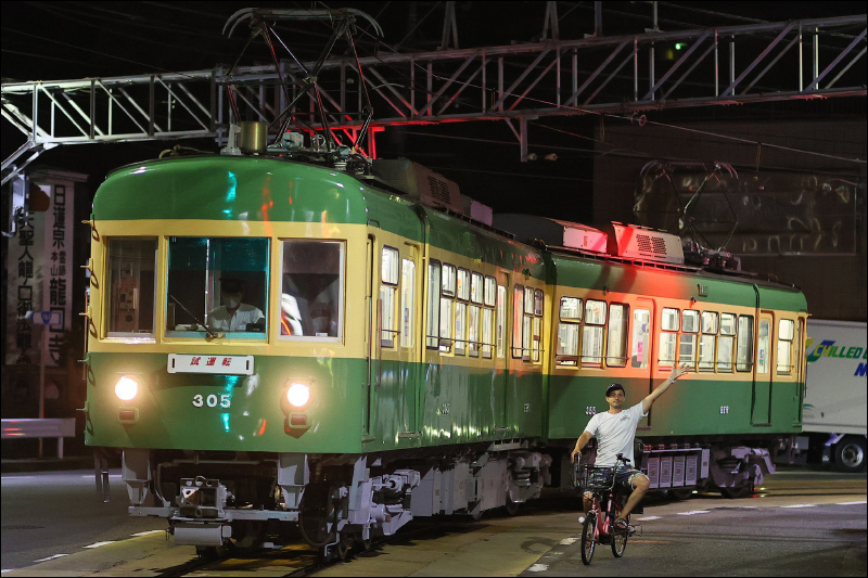 日本電車老外爆紅, Taco 餐廳老闆騎車揮手與江之島電車同框出現惹怒鐵道迷,大量迷因在網路瘋傳 - 電腦王阿達 日本電車老外爆紅, Taco 餐廳老闆騎車揮手與江之島電車同框出現惹怒鐵道迷,大量迷因在網路瘋傳 - 電腦王阿達