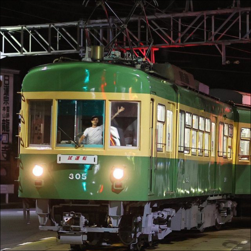 日本電車老外爆紅, Taco 餐廳老闆騎車揮手與江之島電車同框出現惹怒鐵道迷,大量迷因在網路瘋傳 - 電腦王阿達 日本電車老外爆紅, Taco 餐廳老闆騎車揮手與江之島電車同框出現惹怒鐵道迷,大量迷因在網路瘋傳 - 電腦王阿達