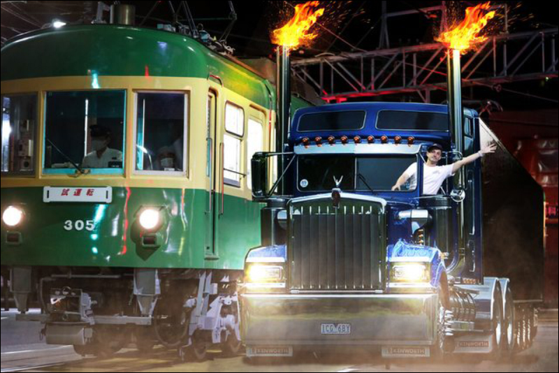 日本電車老外爆紅， Taco 餐廳老闆騎車揮手與江之島電車同框出現惹怒鐵道迷，大量迷因在網路瘋傳 - 電腦王阿達
