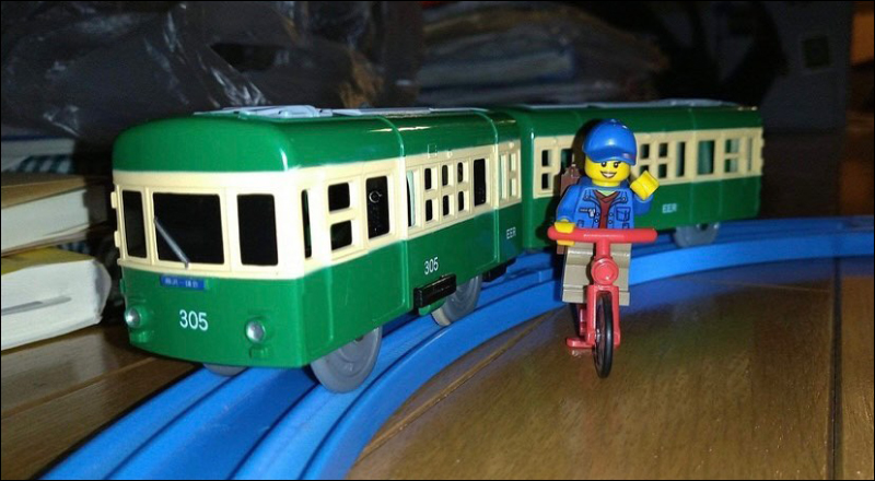 日本電車老外爆紅, Taco 餐廳老闆騎車揮手與江之島電車同框出現惹怒鐵道迷,大量迷因在網路瘋傳 - 電腦王阿達 日本電車老外爆紅, Taco 餐廳老闆騎車揮手與江之島電車同框出現惹怒鐵道迷,大量迷因在網路瘋傳 - 電腦王阿達