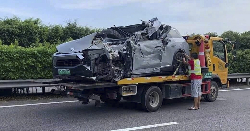 針對多起 Tesla Autopilot 撞上靜止緊急車輛事故，美國當局啟動瑕疵調查 - 電腦王阿達