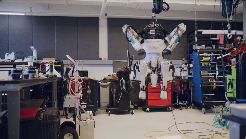 Boston Dynamics公司釋出Atlas機器人最新影片 能做出猶如真人般的跑酷動作 - 電腦王阿達
