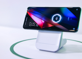 OPPO 展示可支援 20W 無線充電 MagVOOC 磁吸閃充技術與隔空充電原型