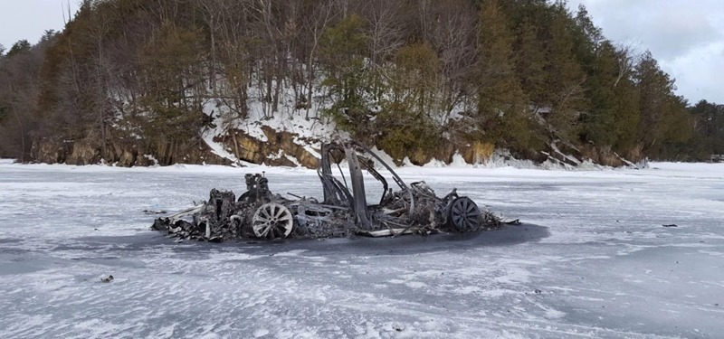 Tesla-Model-X-fire-frozen-lake