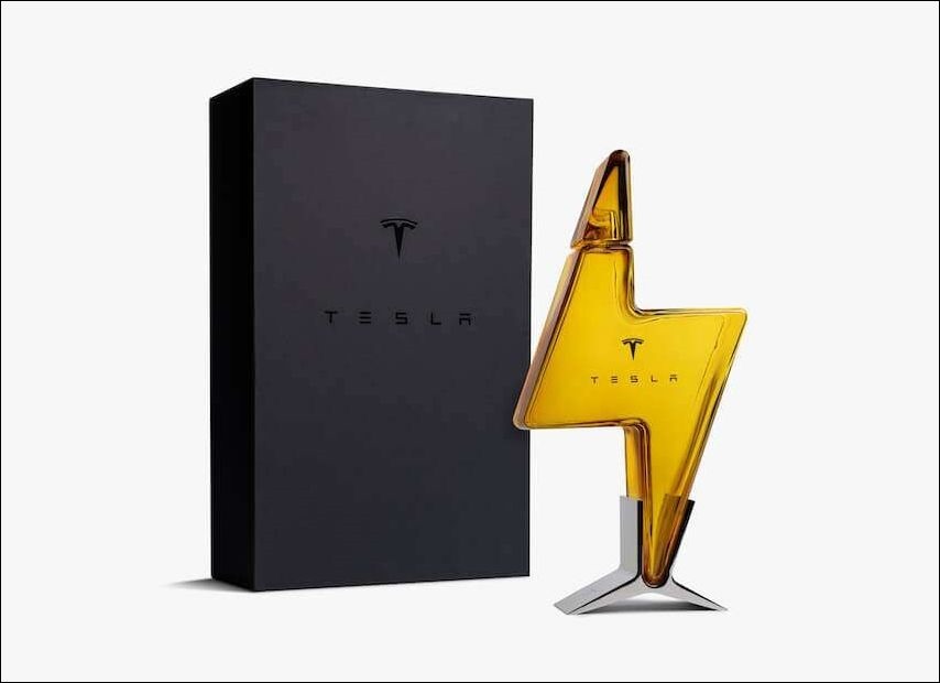 Tesla 台灣線上商店即日起開放訂購車主期待已久的限量「 Tesla 閃電玻璃酒瓶」，每筆訂單限購 2 瓶。