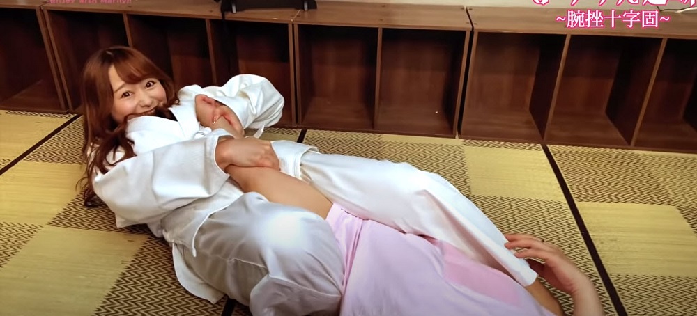 白石茉莉奈柔道「寢技」演示影片 大家都想變成演示對象 - 電腦王阿達