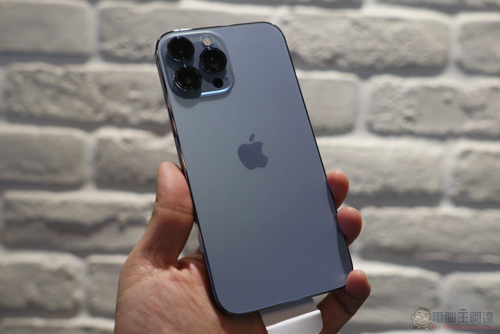 iPhone 13 Pro Max 開箱圖賞,用 imos 全機防護將天峰藍的滑順永留手心 - 電腦王阿達 iPhone 13 Pro Max 開箱圖賞,用 imos 全機防護將天峰藍的滑順永留手心 - 電腦王阿達