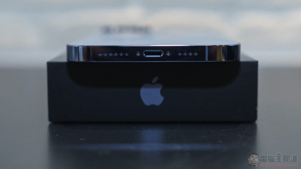 iPhone 13 Pro Max 開箱圖賞,用 imos 全機防護將天峰藍的滑順永留手心 - 電腦王阿達 iPhone 13 Pro Max 開箱圖賞,用 imos 全機防護將天峰藍的滑順永留手心 - 電腦王阿達