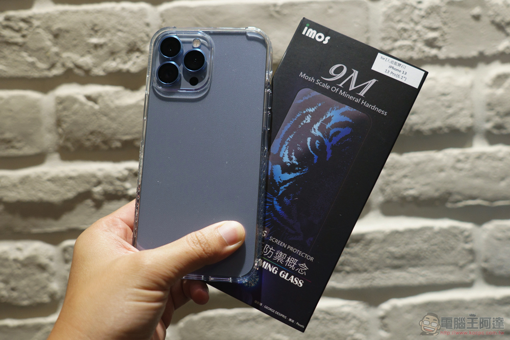 iPhone 13 Pro Max 開箱圖賞,用 imos 全機防護將天峰藍的滑順永留手心 - 電腦王阿達 iPhone 13 Pro Max 開箱圖賞,用 imos 全機防護將天峰藍的滑順永留手心 - 電腦王阿達