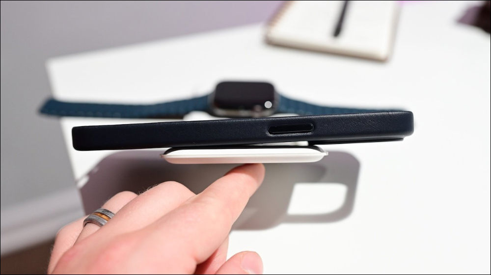 外媒發現 iPhone 13 Pro 更大的相機模組會導致 MagSafe 雙充電器出現安裝問題，雖然充電功能一切正常 - 電腦王阿達