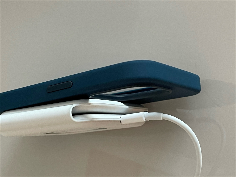 外媒發現 iPhone 13 Pro 更大的相機模組會導致 MagSafe 雙充電器出現安裝問題，雖然充電功能一切正常 - 電腦王阿達