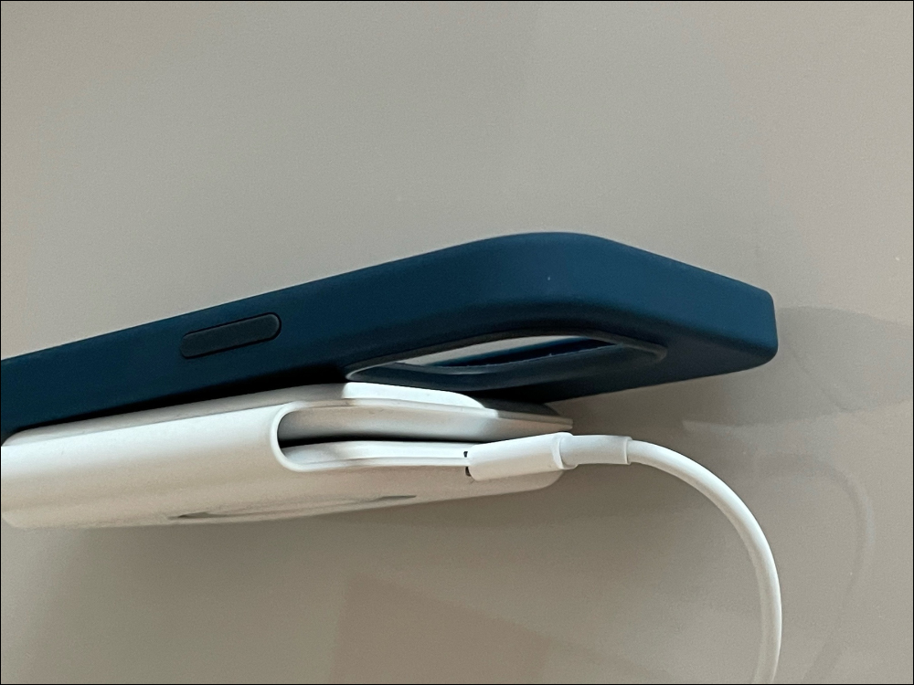 外媒發現 iPhone 13 Pro 更大的相機模組會導致 MagSafe 雙充電器出現安裝問題,雖然充電功能一切正常 - 電腦王阿達 外媒發現 iPhone 13 Pro 更大的相機模組會導致 MagSafe 雙充電器出現安裝問題,雖然充電功能一切正常 - 電腦王阿達